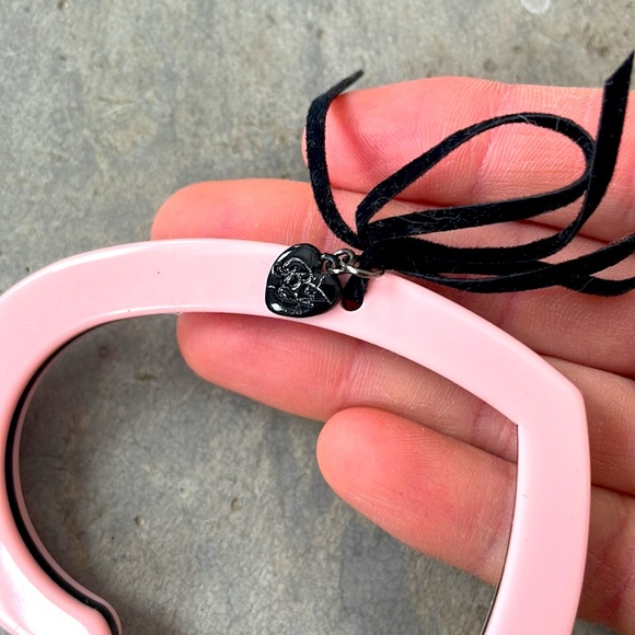 Vintage pair of Betsey Johnson pink black heart shaped bangles bracelets RARE - Picture 8 of 8